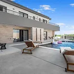 Jollie By Guide Villa
