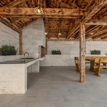 Jollie By Guide Vila *