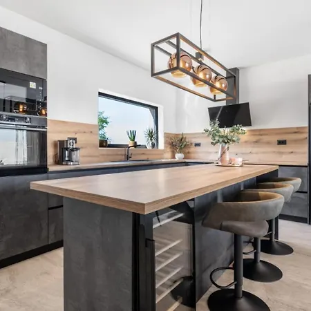 Jollie By Guide * Benkovac