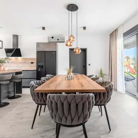 Villa Jollie By Guide *