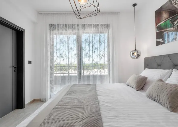 Jollie By Guide * Benkovac